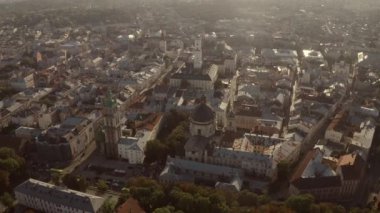 Şehir manzarası. Binaları ve caddeleri olan Lviv.