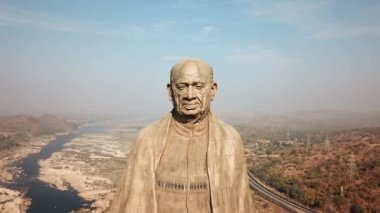 Birlik Heykeli, Hindistan 'ın Gujarat eyaletinde 182 metre yüksekliğindeki dünyanın en uzun heykelidir..