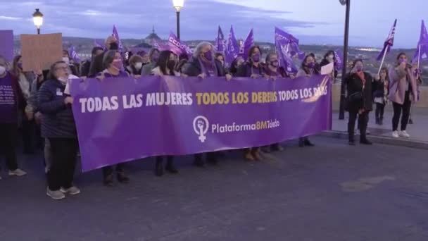 スペインのトレド 2022年3月8日 トレド市内中心部の女性の日にフェミニスト3月 午前8時 — ストック動画