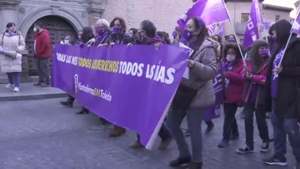 スペインのトレド 2022年3月8日 トレド市内中心部の女性の日にフェミニスト3月 午前8時 — ストック動画