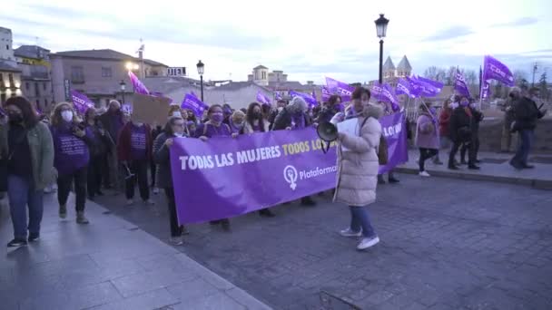 スペインのトレド 2022年3月8日 トレド市内中心部の女性の日にフェミニスト3月 午前8時 — ストック動画