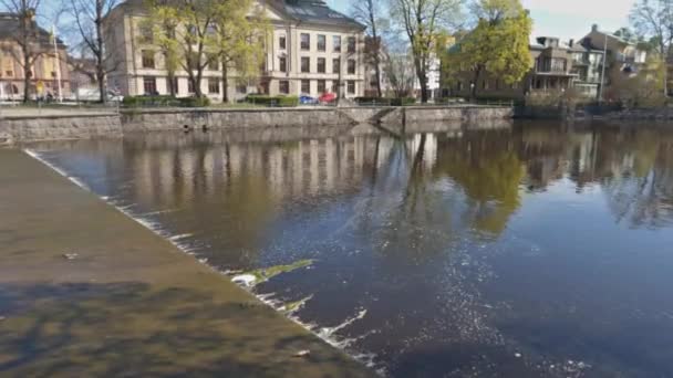 Ένα Του Ποταμού Svartan Στο Κέντρο Της Πόλης Orebro Σουηδία — Αρχείο Βίντεο