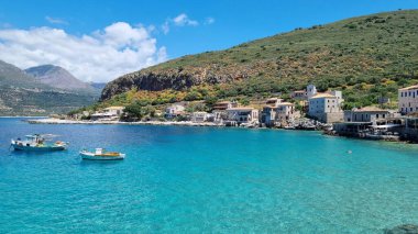 Limeni, Moreloponese, Yunanistan 'daki sahil şeridinde park halindeki tekne ve binaların olduğu güzel bir deniz.