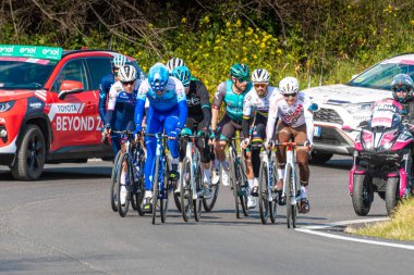 Bir grup bisikletçi İtalya 'da Tirreno-Adriatico yolunda yarışıyor