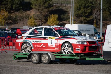 Montmelo yolunda bir Mitsubishi Lancer Evo IV yarış arabası