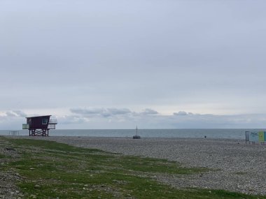 Kışın Georgia, Batumi 'de boş bir plaj.