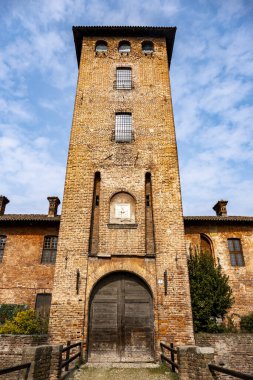 Güneşli bir günde antik bir binanın dikey görüntüsü.