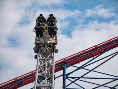 Gökyüzüne karşı boş lunapark treni.