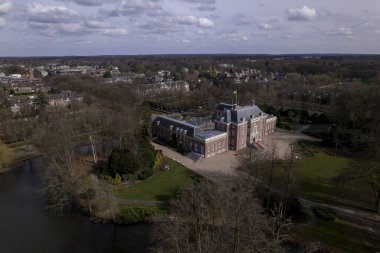 Sideview hava görüntüsü arka planda yeşil park ve kentsel manzara ile çevrili hendek malikanesi ile Slot Zeist kalesini gösteriyor.