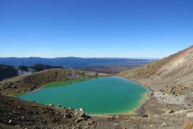 Tongariro Ulusal Parkı, Yeni Zelanda 'daki dağlık bir bölgede küçük yeşil bir gölün güzel bir görüntüsü.