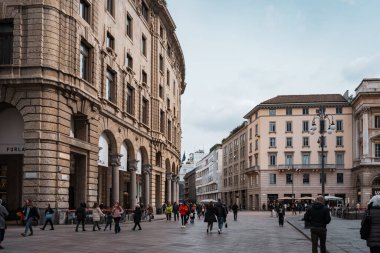 İtalya, Duomo Di Milano yakınlarındaki sokakta yürüyen insanların manzarası.
