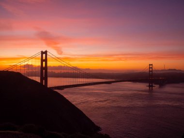 San Francisco 'da gün batımında Golden Gate Köprüsü