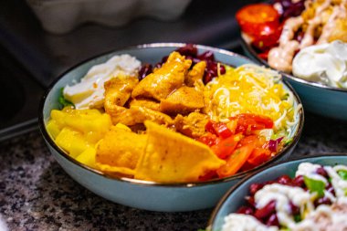 Kasedeki karışık salatanın yakın çekimi.