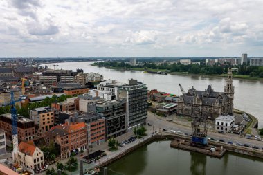 Antwerp, Belçika 'daki Loodswezen tarihi binası ve Scheldt nehri.