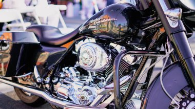 Santa Paula California 'da klasik bir araba fuarında koyu renkli bir Harley Davidson.