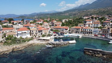 Yunanistan 'ın Agios Nikolaos deniz kıyısındaki köyünün hava manzarası