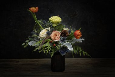 Pembe ve beyaz güllerin ve diğer çiçeklerin ve yeşilliklerin yakın plan çekimi.