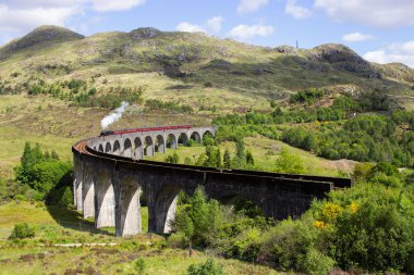 İskoçya 'daki Glenfinnan Viyadük' teki Hogwarts Ekspresi 'nin hava görüntüsü.