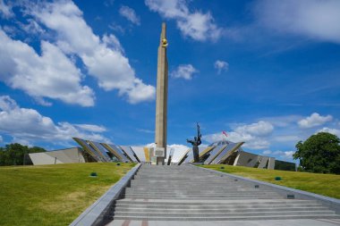 Minsk Belarus 'taki Minsk Kahraman Şehri Obelisk Anıtı' nın manzarası
