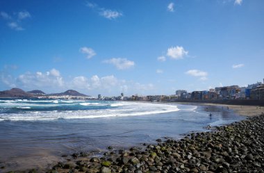 Bulutlu bir gökyüzünün altında Las Canteras sahilinin etrafındaki binaların güzel bir manzarası.