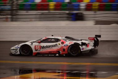 Daytona sahilindeki Rolex 24 saat yarışında bir Ford GT yarış arabası.