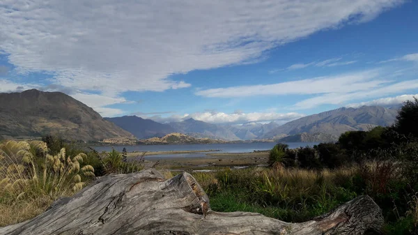 ニュージーランド ワナカの上に湖と山と雲がある風景の美しいショット — ストック写真