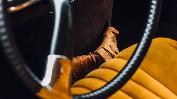 Gros Plan Intérieur Voiture Vintage Avec Des Gants Cuir Marron — Photo