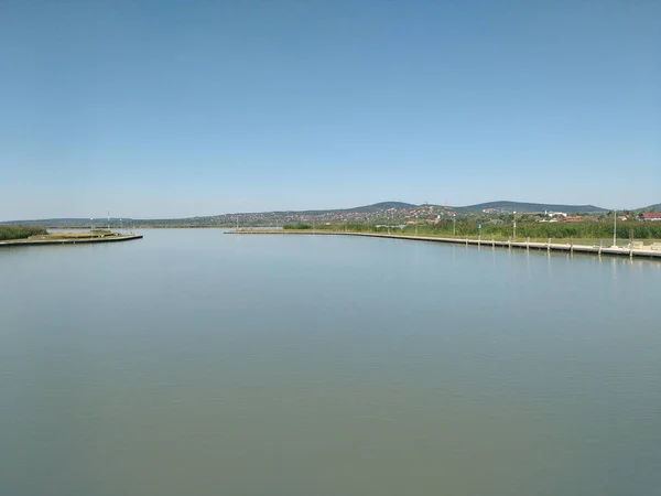 ハンガリーのヴェレンス湖の上の美しい澄んだ青い空 — ストック写真