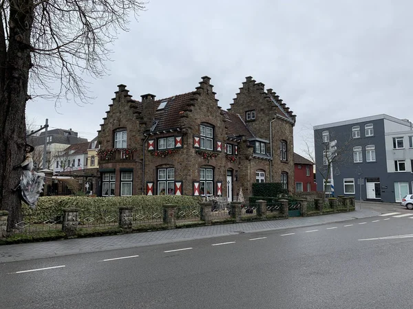 Uma Bela Vista Edifícios Antigos Longo Das Ruas Valkenburg Holanda — Fotografia de Stock