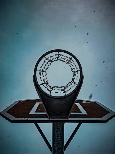 Mavi Gökyüzü Arkaplanına Karşı Basketbol Ağının Dikey Alçak Açılı Görüntüsü — Stok fotoğraf
