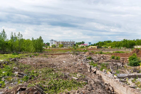 Rensad Byggarbetsplats Med Trasig Betong Marken Bakgrunden Finns Industribyggnader Och — Stockfoto