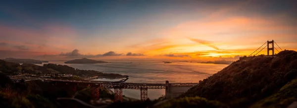 日落时分的金门大桥及海湾全景 — 图库照片