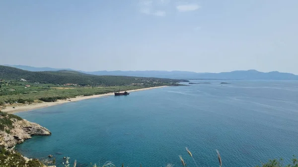 그리스 펠로폰네소스의 바다에서 있었던 파선을 공중에서 — 스톡 사진