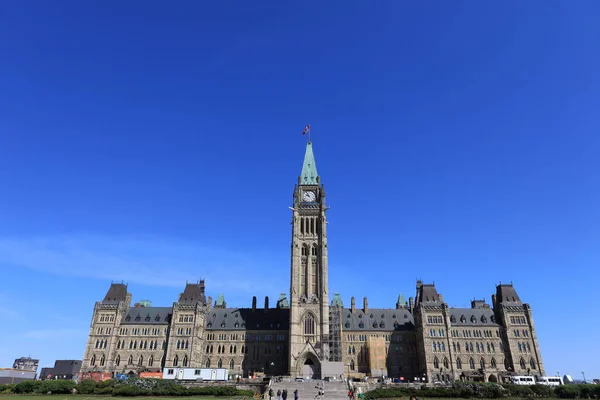 オンタリオ州議会の低角度ショットカナダのマジェスティックビル — ストック写真