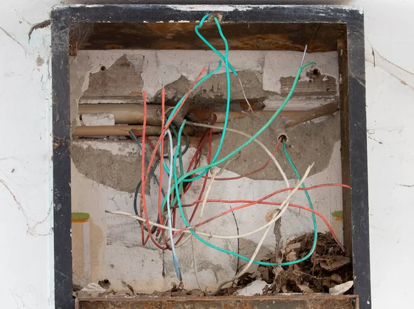 荒廃した電気パネルの閉鎖ショット — ストック写真