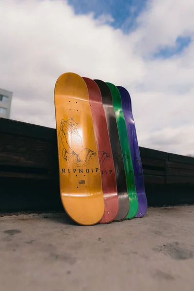 Μια Άποψη Χαμηλής Γωνίας Του Ένα Πολύχρωμο Σύνολο Skateboards Κλίνει — Φωτογραφία Αρχείου