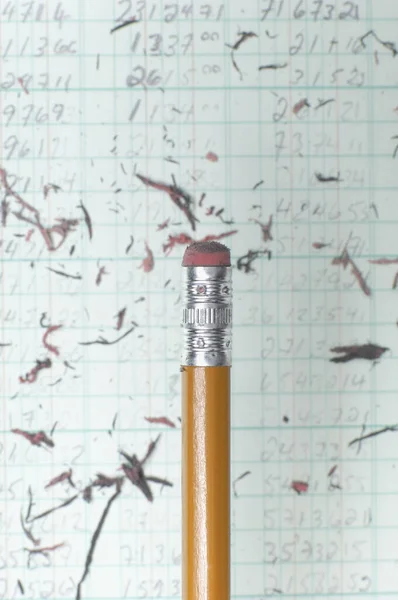 Kağıt Üzerinde Arta Kalan Silginin Arka Planında Bir Kalemin Dikey — Stok fotoğraf