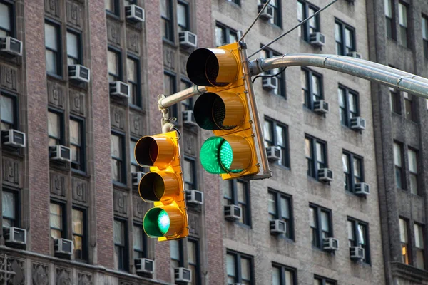 Жовті Світлофори Зеленим Світлом Фоні Багатоповерхового Будинку — стокове фото