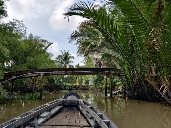 Liten Båt Mekongdeltat Med Korsbro Flod Vietnam — Stockfoto