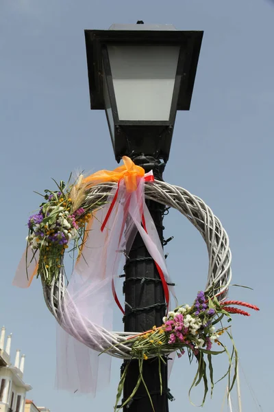 Pionowe Zdjęcie Bliska Girlandy Kwiatów Wiszącej Latarni Gythio Peloponez Grecja — Zdjęcie stockowe