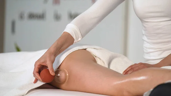 Massaggio Coppettazione Terapia Guarigione Vuoto Tazza Dolore Vetro Sensazione Buona — Foto Stock
