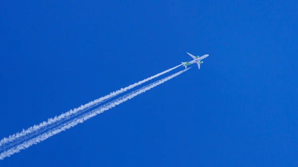 Tiro Ângulo Baixo Avião Passageiros Voando Sobre Céu — Fotografia de Stock