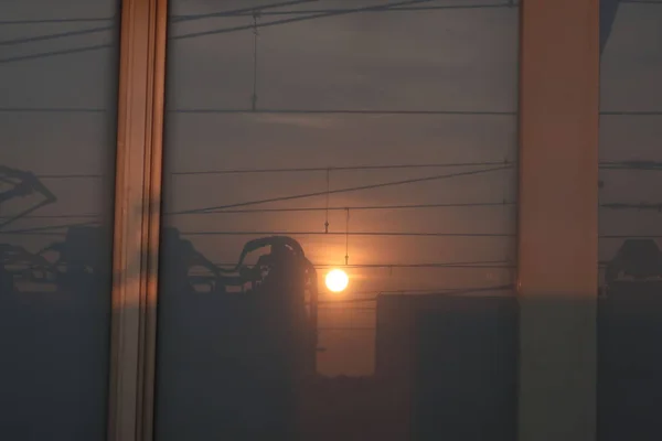 Ein Schöner Sonnenuntergang Der Sich Auf Einem Fenster Spiegelt — Stockfoto