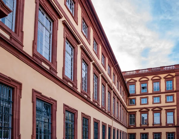 Una Splendida Vista Del Palazzo Barocco Mannheim Sotto Cielo Blu — Foto Stock