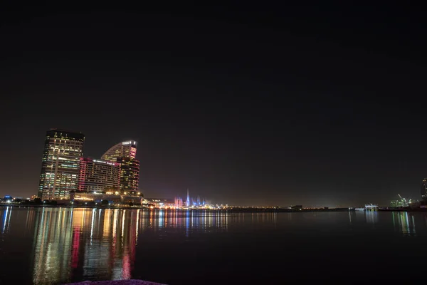 Oświetlone Budynki Śródmieścia Nocy Nad Wodą Dubaju Zjednoczone Emiraty Arabskie — Zdjęcie stockowe