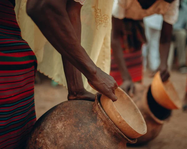 Zbliżenie Kobiet Trzymających Afrykańską Ceramikę Pełną Wody — Zdjęcie stockowe