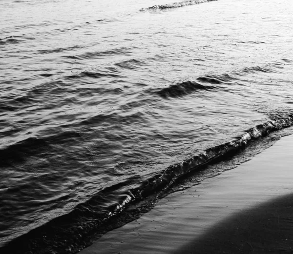 海岸上一道灰白色的海浪 — 图库照片