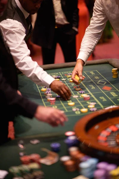 Pionowe Ujęcie Ludzkich Rąk Grających Pokera Stole Pokerowym Żetonami — Zdjęcie stockowe