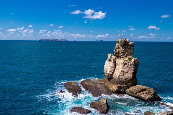 Una Bella Roccia Nell Acqua Capo Carvoeiro Costa Atlantica Vicino — Foto Stock