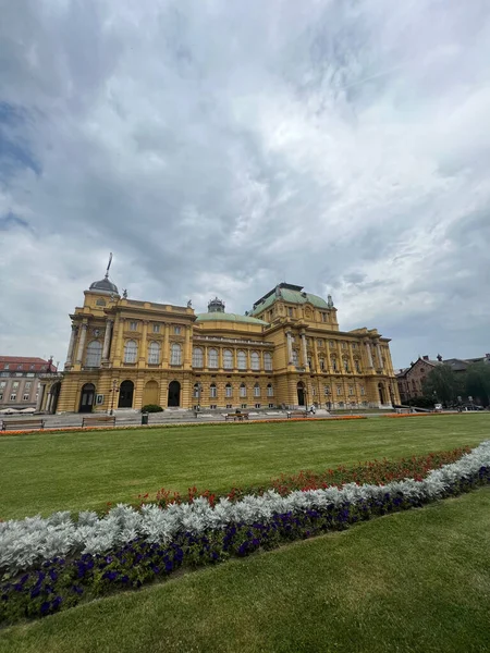 Eine Vertikale Aufnahme Des Kroatischen Nationaltheaters Unter Wolkenverhangenem Himmel Zagreb — Stockfoto